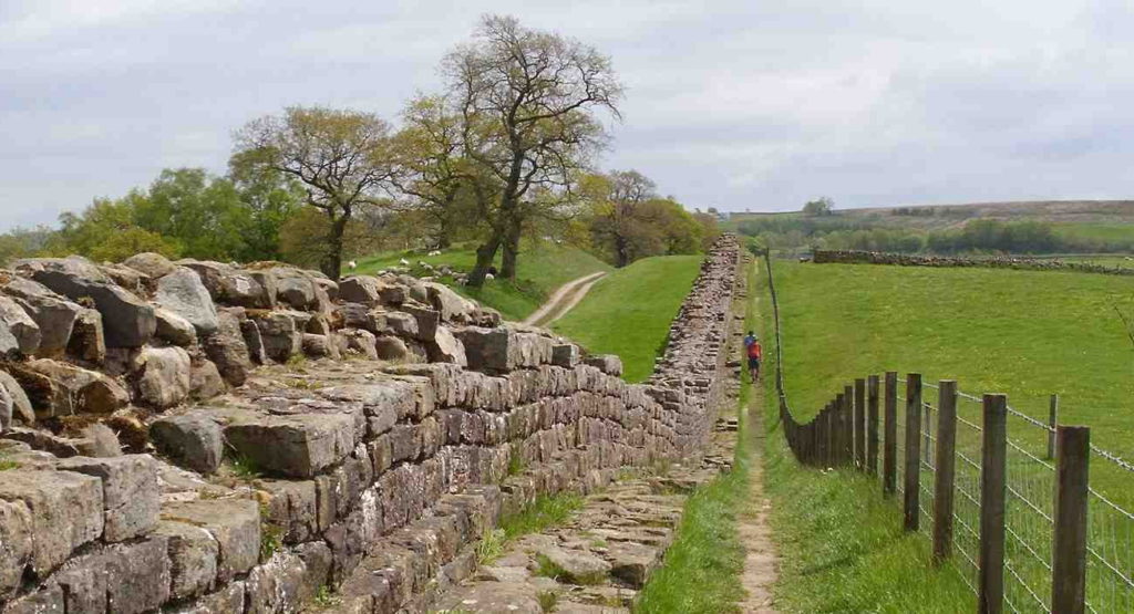 Jakobsweg - Weg mit Mauer